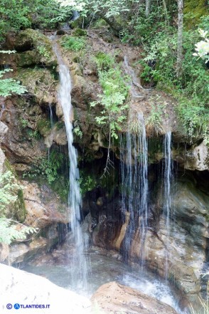 Rio S. Girolamo: cascatella a monte della piscina di Su Tuvu Nieddu, presso Niala (Ussassai-NU)