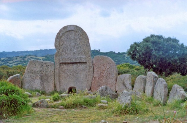 Tomba di giganti a S'ena 'e Thomes (Dorgali-NU)