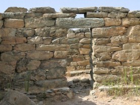 Esterzili - Sa 'omu de Orgìa: cella n° 1, porta di ingresso alla cella n° 2