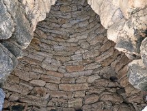 Nuraghe Goni: Nicchia di ingresso e tholos