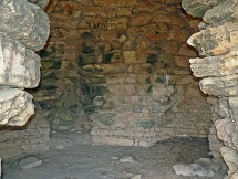 Nuraghe Goni: Nicchie centrale e destra