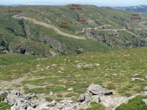 La prima parte del Sentiero Erba Irdes vista dal Bruncu Spina