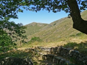 L'area di sosta attigua al Rifugio La Marmora, in fondo Bruncu de Maide