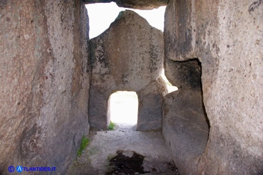 Dolmen Sa Coveccada, interno (a destra la nicchia, al centro lo scavo nel pavimento)