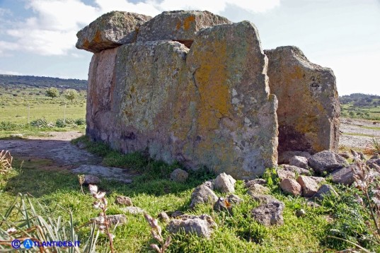 Dolmen Sa Coveccada (lati posteriore e sinistro)