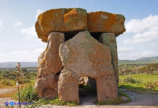 Dolmen Sa Coveccada (lato frontale)