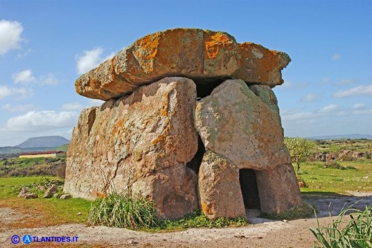 Dolmen Sa Coveccada (lato frontale sinistro)