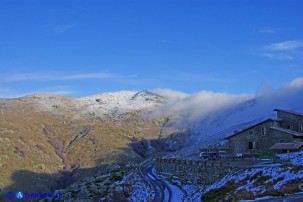 Il Rifugio montano e, sullo sfondo, il Bruncu Spina