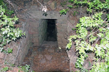 Tempio a pozzo Su Presoni: Il vestibolo e la porta di ingresso
