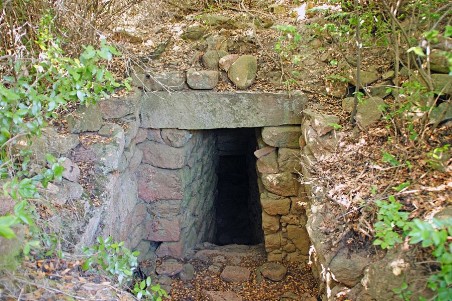 Tempio a pozzo Su Presoni: Porta di ingresso della cella